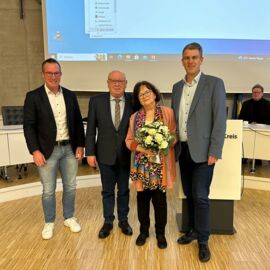Als Dank für viele Jahre enger Zusammenarbeit mit den Städten und Gemeinden Frau Eva Götz einen Blumengruß überreichen.