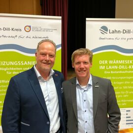 Innungsobermeister Klaus Schmidt und Kreis-Klimaschutzmanager Ingo Dorsten informieren und beraten über Heizungstausch und Energiesparmöglichkeiten beim Heizen.